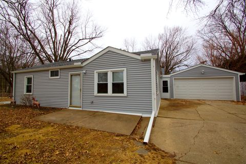 Photo of 3210 W 68th Street, Davenport, IA 52806 (MLS # 12582582)