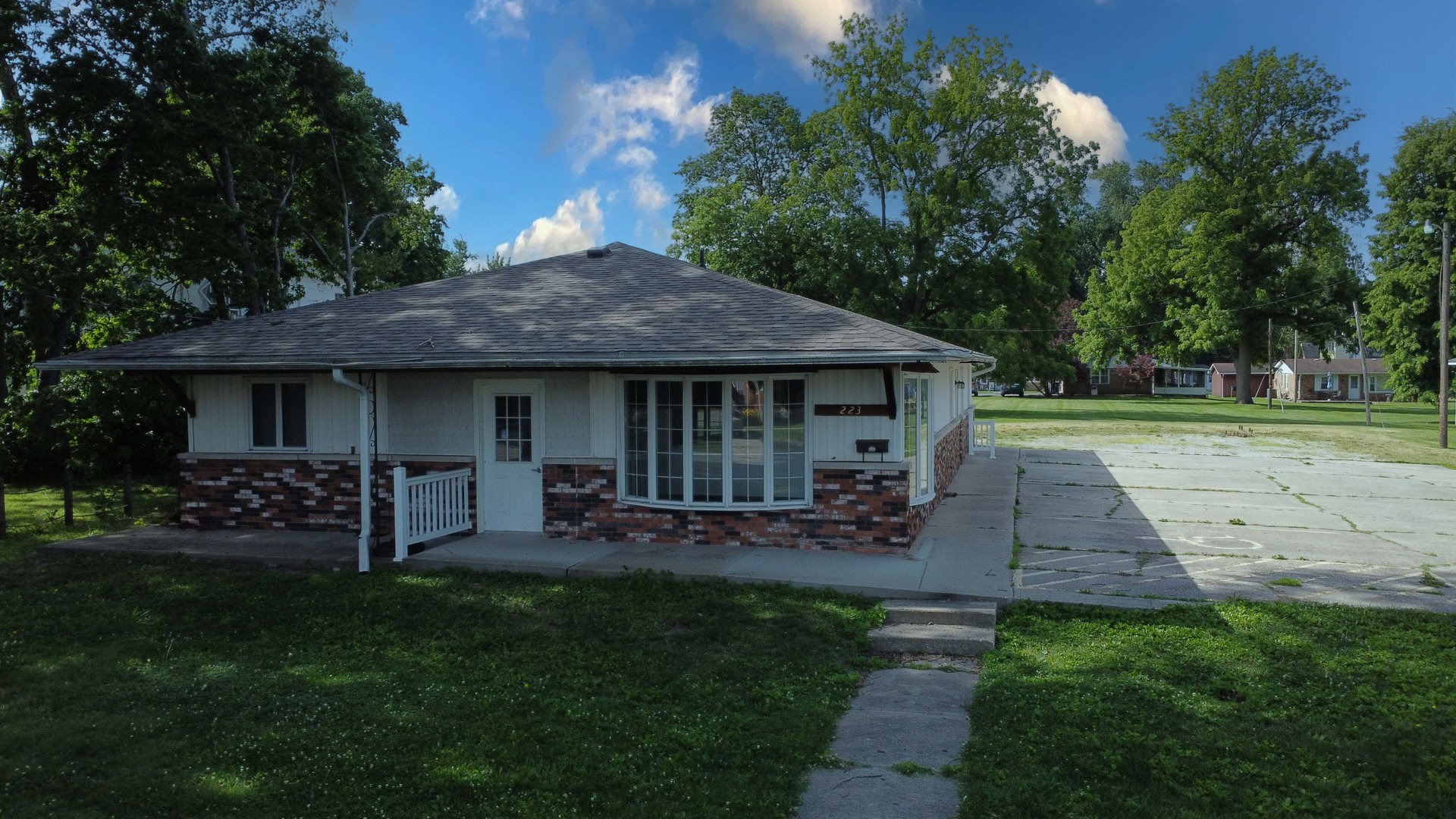 Photo 1 of 33 — 223 E Mulberry Street, Watseka, IL 60970