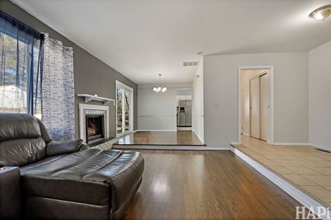 Tiny photo for 810 N Oakwood Drive, McHenry, IL 60050 (MLS # 12598758)