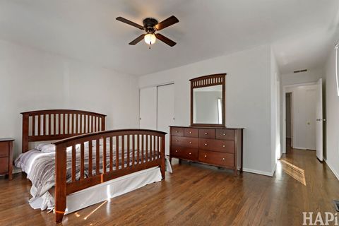 Tiny photo for 810 N Oakwood Drive, McHenry, IL 60050 (MLS # 12598758)