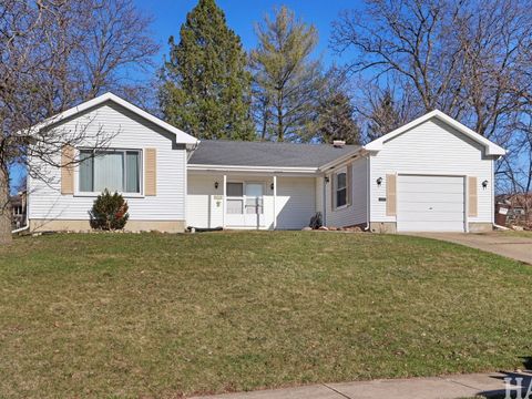 Photo of 810 N Oakwood Drive, McHenry, IL 60050 (MLS # 12598758)