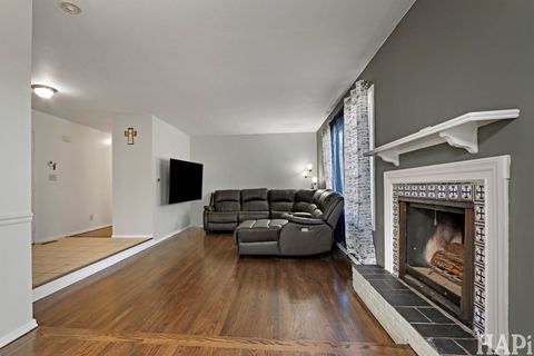 Tiny photo for 810 N Oakwood Drive, McHenry, IL 60050 (MLS # 12598758)