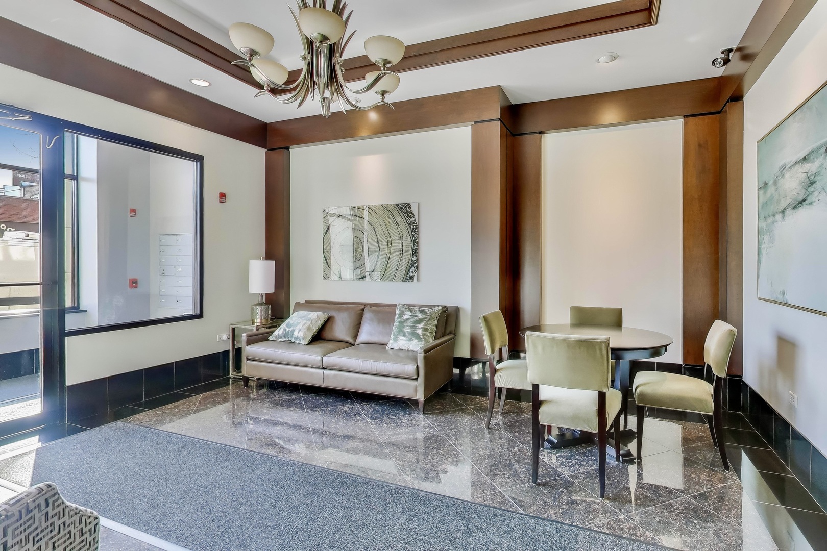 10 E Burlington Street 2C