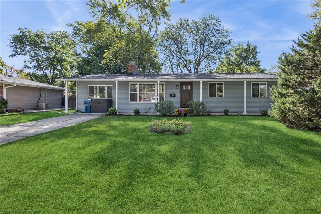 Photo for 29 Briarcliff Road, Montgomery, IL 60538 (MLS # 12472145)