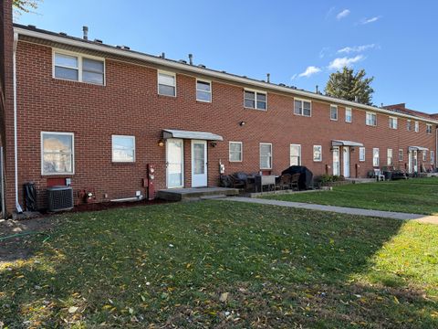 Photo of 685 OLD INDIAN TRAIL Road, Aurora, IL 60506 (MLS # 12513396)