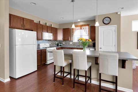 Tiny photo for 692 Canton Court, Oswego, IL 60543 (MLS # 12661376)
