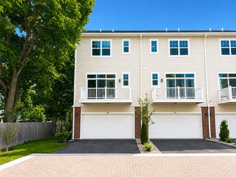 Tiny photo for 186 N East River Road, Des Plaines, IL 60016 (MLS # 12678859)