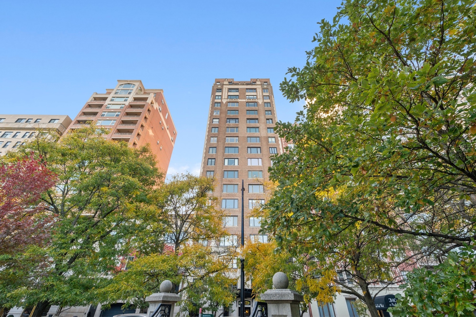 2130 N Lincoln Park West 6S