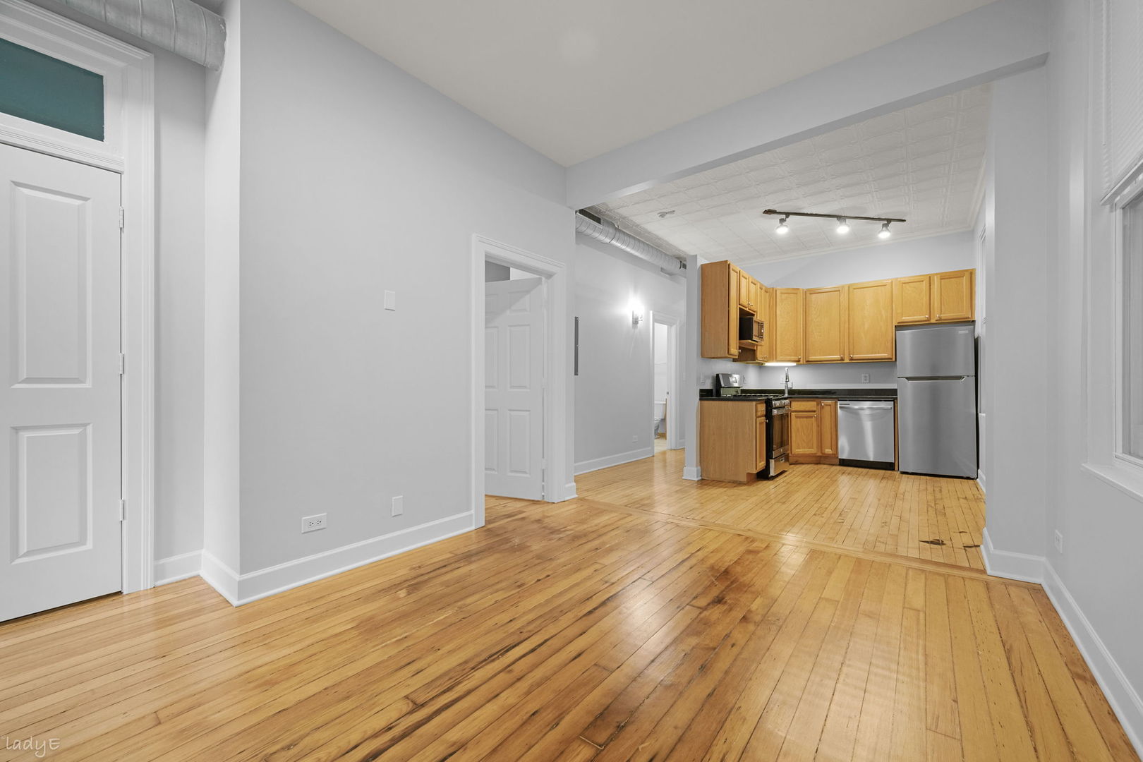 825 N Winchester Avenue 2F
