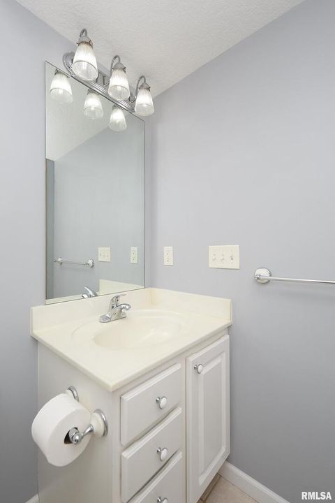 Tiny photo for 2956 HOLIDAY Court #Bldg. 4, Unit 7, Bettendorf, IA 52722 (MLS # QC4268830)