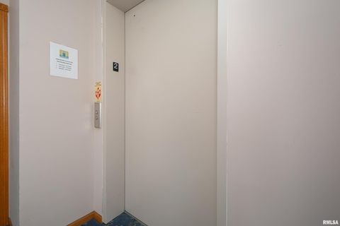 Tiny photo for 2956 HOLIDAY Court #Bldg. 4, Unit 7, Bettendorf, IA 52722 (MLS # QC4268830)