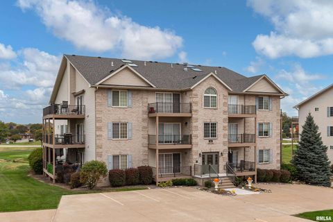 Tiny photo for 2956 HOLIDAY Court #Bldg. 4, Unit 7, Bettendorf, IA 52722 (MLS # QC4268830)