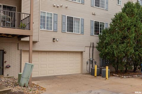 Tiny photo for 2956 HOLIDAY Court #Bldg. 4, Unit 7, Bettendorf, IA 52722 (MLS # QC4268830)