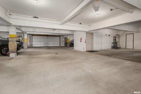 Tiny photo for 2956 HOLIDAY Court #Bldg. 4, Unit 7, Bettendorf, IA 52722 (MLS # QC4268830)