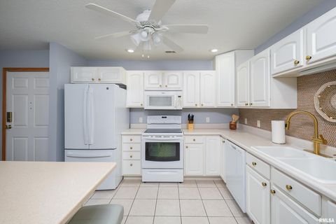 Tiny photo for 2956 HOLIDAY Court #Bldg. 4, Unit 7, Bettendorf, IA 52722 (MLS # QC4268830)