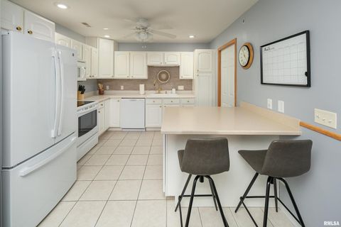 Tiny photo for 2956 HOLIDAY Court #Bldg. 4, Unit 7, Bettendorf, IA 52722 (MLS # QC4268830)