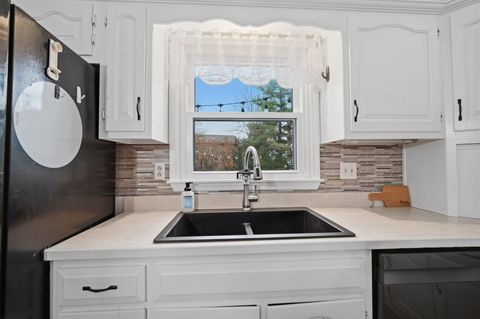 Tiny photo for 24 Bay Pointe Drive, Bloomington, IL 61704 (MLS # 12600753)