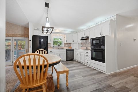 Tiny photo for 24 Bay Pointe Drive, Bloomington, IL 61704 (MLS # 12600753)