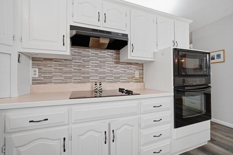 Tiny photo for 24 Bay Pointe Drive, Bloomington, IL 61704 (MLS # 12600753)