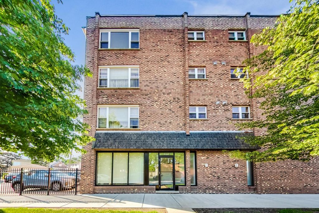 Photo for 6333 N Milwaukee Avenue #1G, Chicago, IL 60646 (MLS # 12497168)