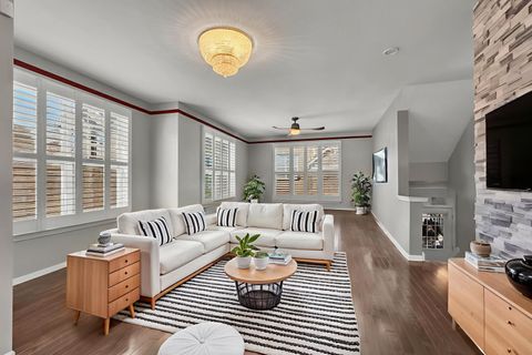 Tiny photo for 843 Lexington Circle E, Des Plaines, IL 60016 (MLS # 12502273)