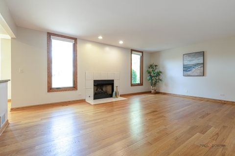 Tiny photo for 810 Edgemere Road, Buffalo Grove, IL 60089 (MLS # 12679898)