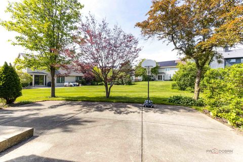 Tiny photo for 810 Edgemere Road, Buffalo Grove, IL 60089 (MLS # 12679898)