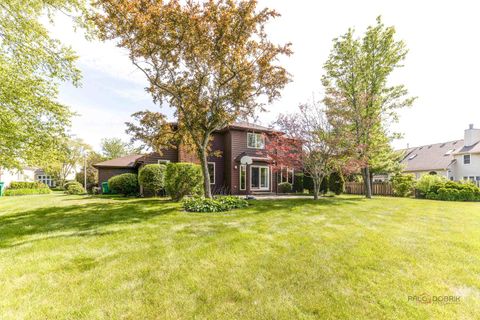 Tiny photo for 810 Edgemere Road, Buffalo Grove, IL 60089 (MLS # 12679898)