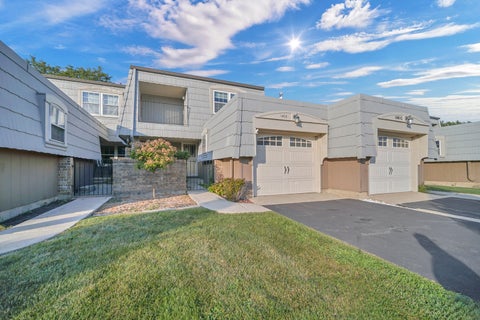 Tiny photo for 640 Burgundy Court #D, Elk Grove Village, IL 60007 (MLS # 12753820)