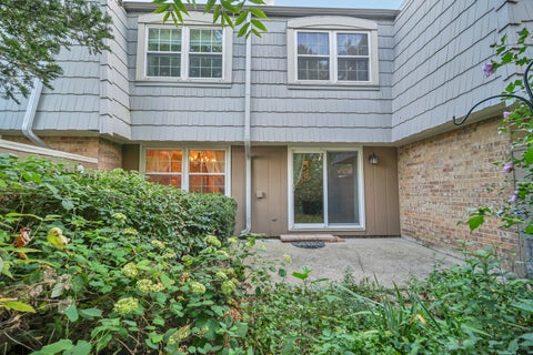 Tiny photo for 640 Burgundy Court #D, Elk Grove Village, IL 60007 (MLS # 12753820)