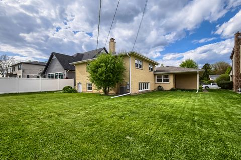 Tiny photo for 1305 E Ardyce Lane, Mount Prospect, IL 60056 (MLS # 12641053)