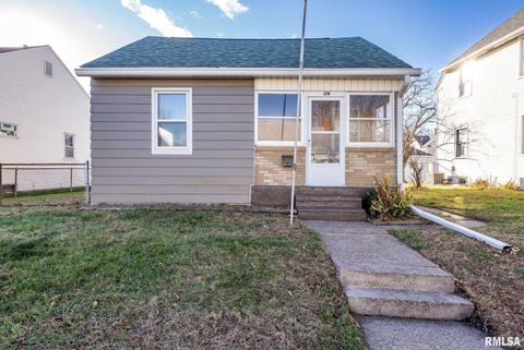 Photo of 124 N ELMWOOD Avenue, Davenport, IA 52804 (MLS # QC4269714)