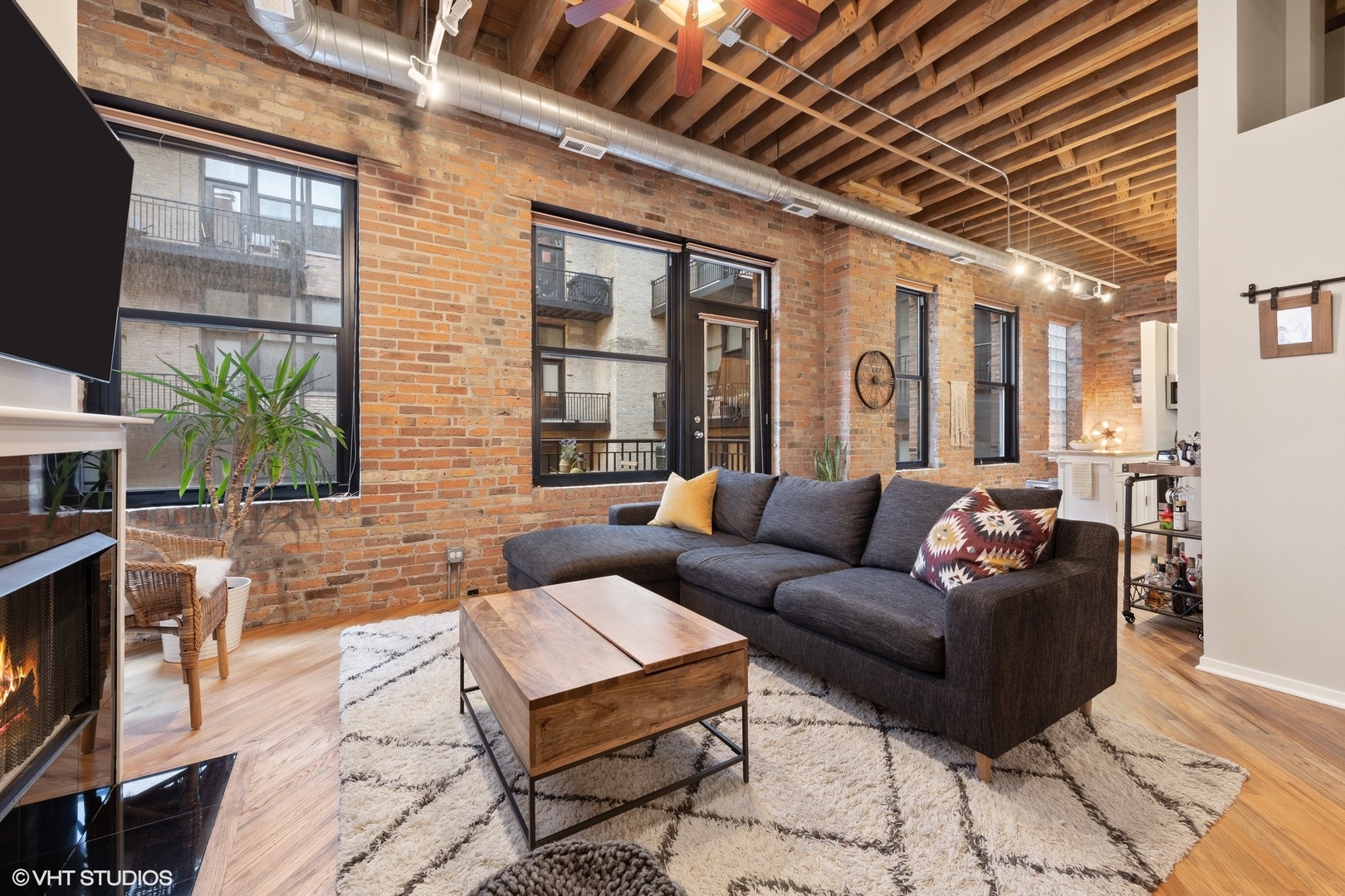 226 N CLINTON Street 327