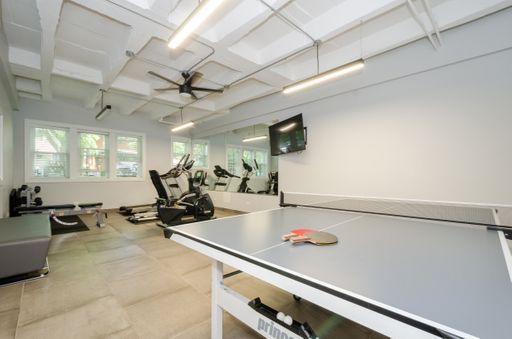 1521 W Sherwin Avenue 406