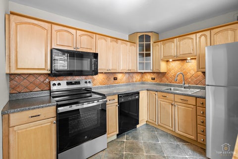 Tiny photo for 6301 N Sheridan Road #19N, Chicago, IL 60660 (MLS # 12745302)