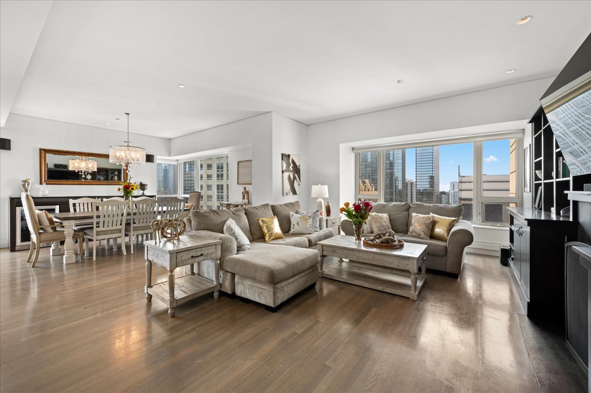 800 N Michigan Avenue 2202
