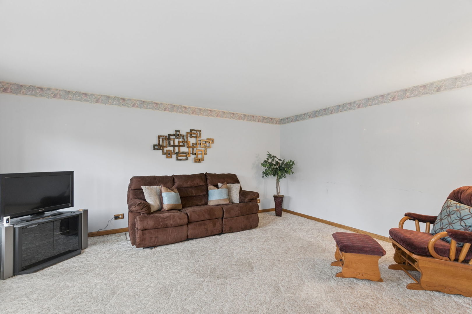 927 Gregory Lane