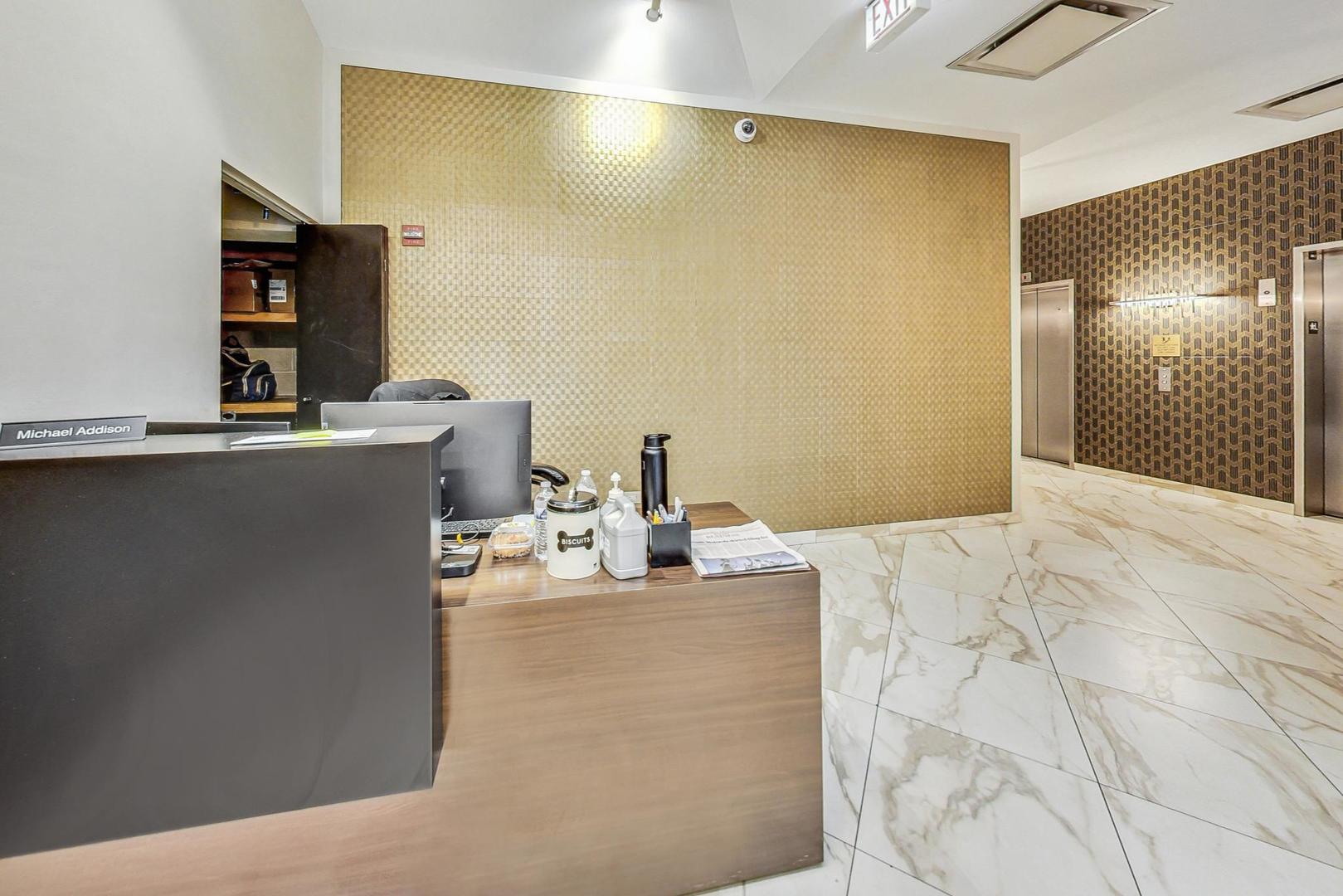 8 W Monroe Street 1403