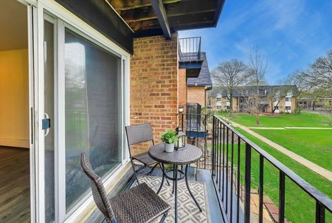 Tiny photo for 2A E DUNDEE QUARTER Drive #208, Palatine, IL 60074 (MLS # 12622049)