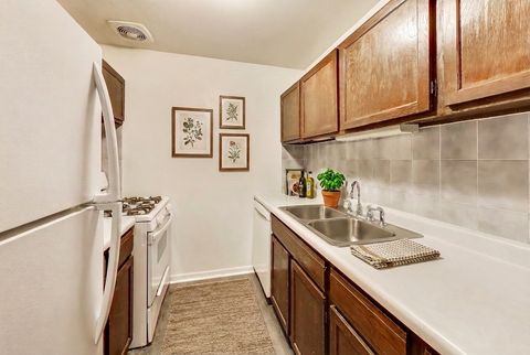 Tiny photo for 2A E DUNDEE QUARTER Drive #208, Palatine, IL 60074 (MLS # 12622049)