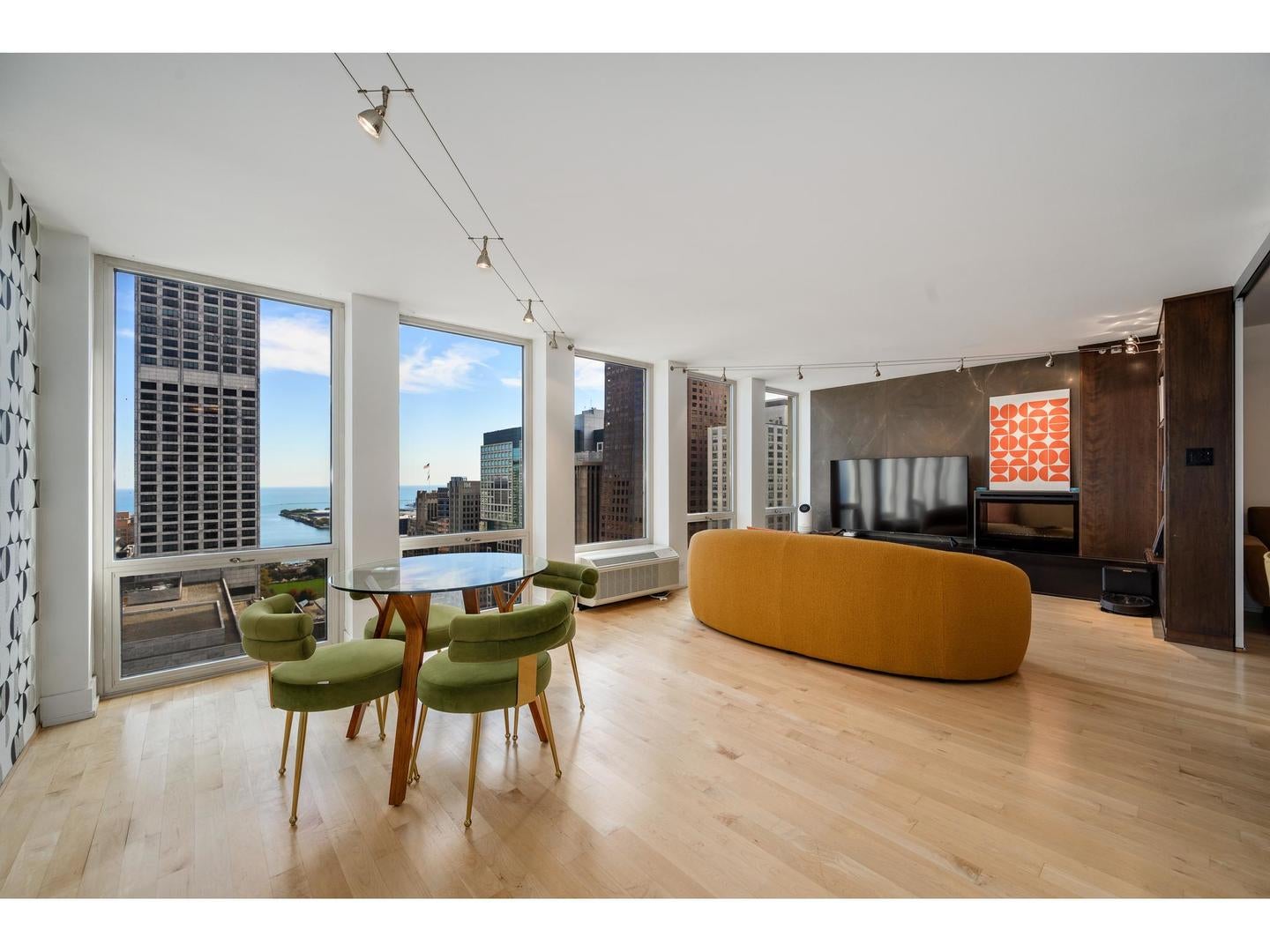 111 E Chestnut Street 34H