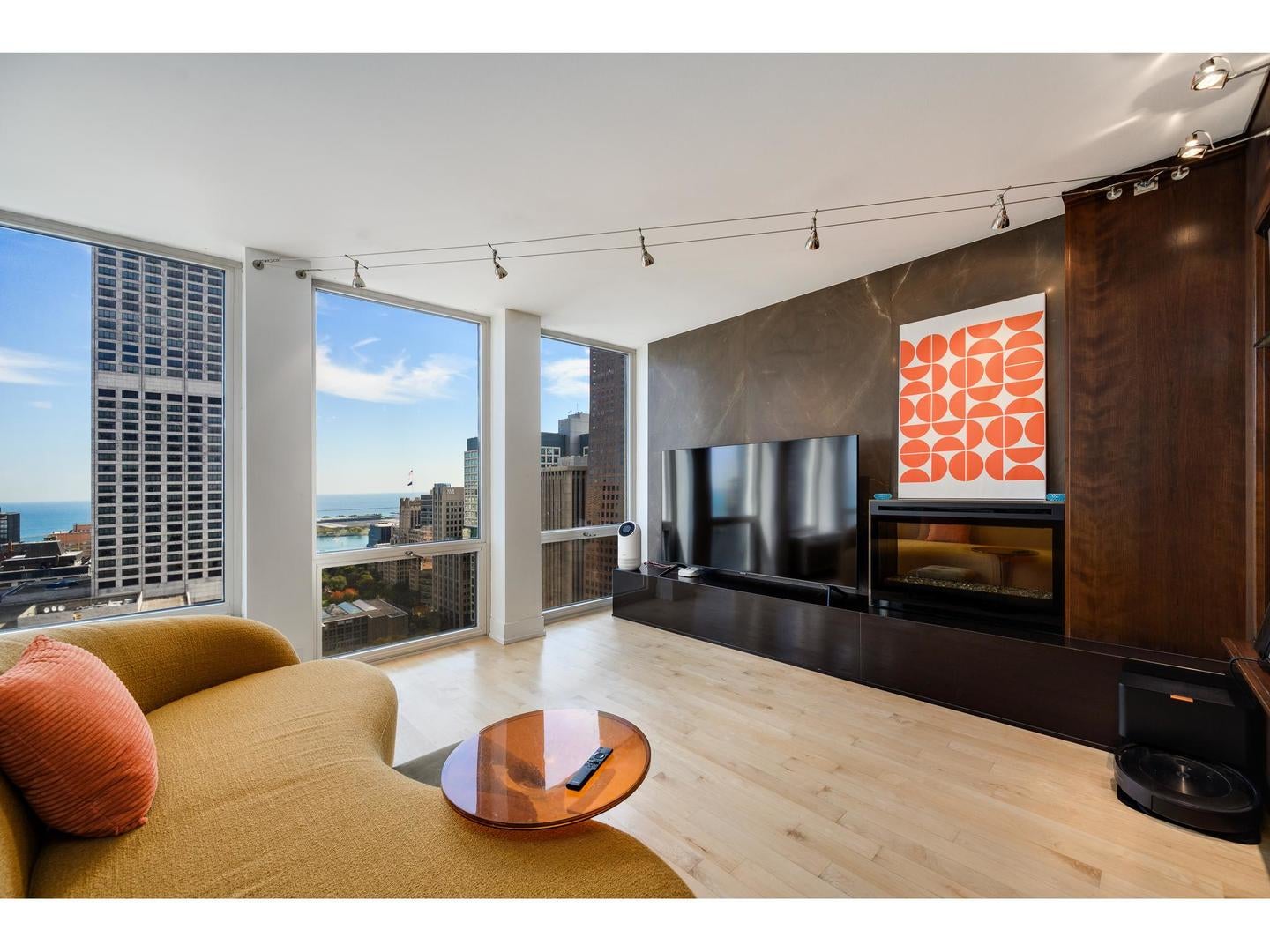 111 E Chestnut Street 34H