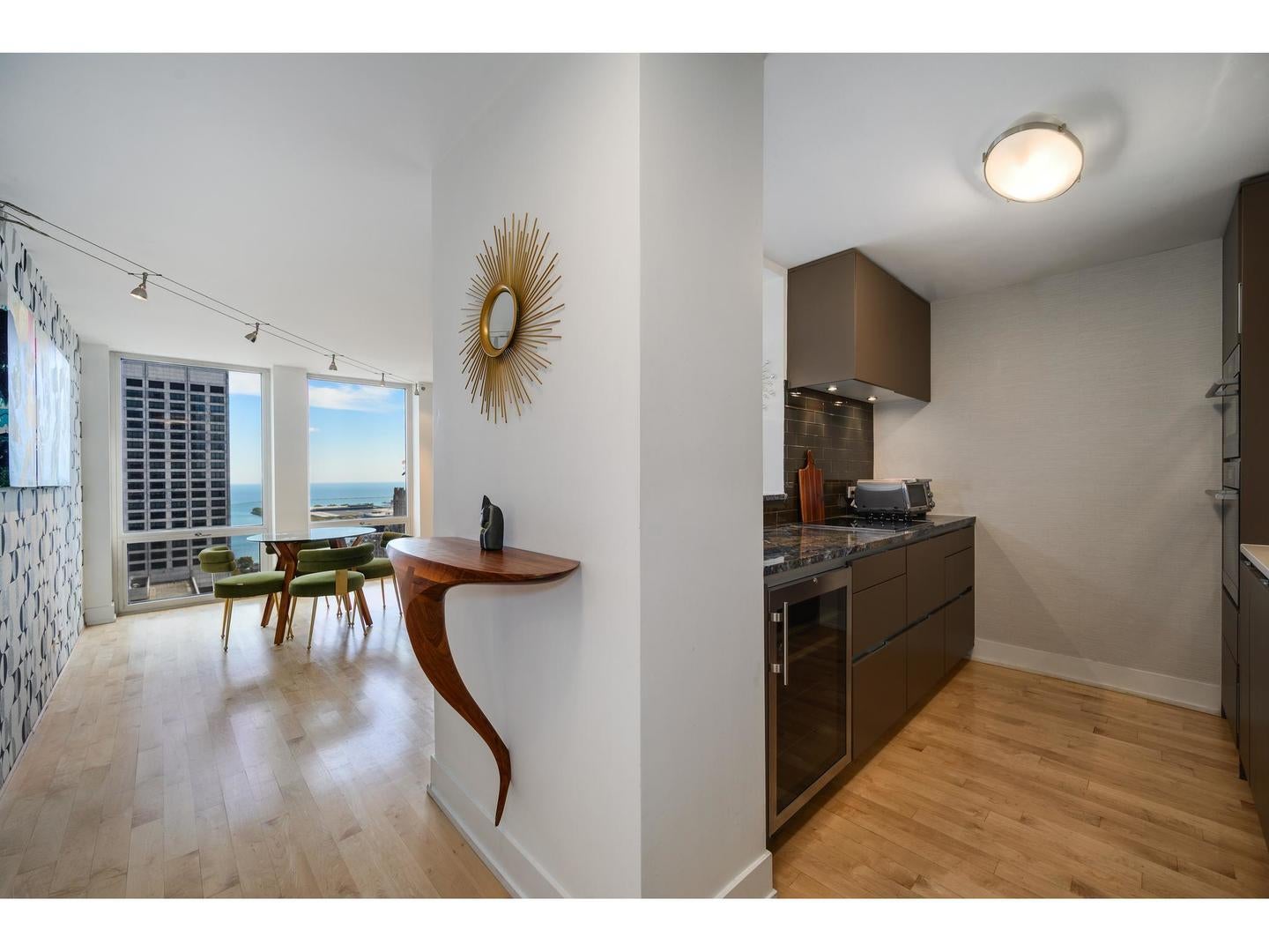 111 E Chestnut Street 34H