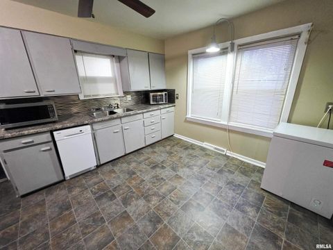 Tiny photo for 1037 E 3RD Street, Flora, IL 62839 (MLS # EB460737)