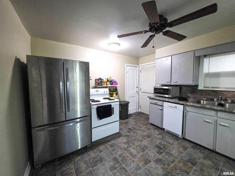 Tiny photo for 1037 E 3RD Street, Flora, IL 62839 (MLS # EB460737)