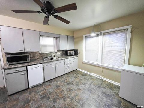 Tiny photo for 1037 E 3RD Street, Flora, IL 62839 (MLS # EB460737)