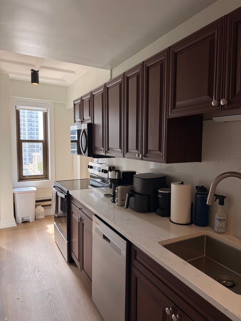 1211 N LASALLE Street 901
