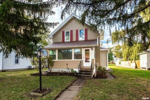 Photo of 1525 W HIGH Street, Davenport, IA 52804 (MLS # QC4268905)