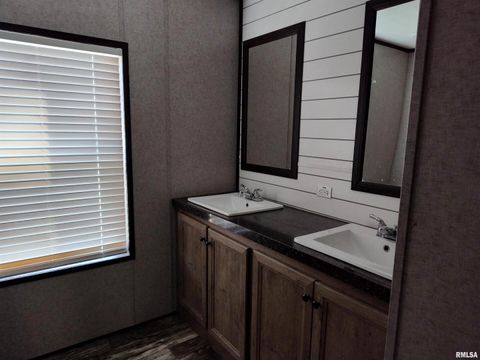 Tiny photo for 1207 SW 6TH Street, Fairfield, IL 62837 (MLS # EB460372)