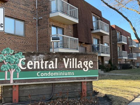 Tiny photo for 703 W Central Road #1C8, Mount Prospect, IL 60056 (MLS # 12611424)